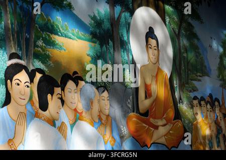 Un affresco che raffigura Buddha seduto in meditazione, circondato dai suoi discepoli in un ambiente boschivo sereno, tempio buddista, Boeng Mealea, Cambogia. Foto Stock