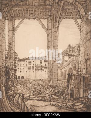 Verona (titolo originale), Due uomini che segano in una falegnameria a Verona, stampa, incisore: Wijnand Otto Jan Nieuwenkamp, 1911-05-04, carta, incisione, ritocco, tecnica di stampa a intaglio, altezza 609 mm x larghezza 490 mm, veduta cittadina in generale, 'veduta', segatura (processo industriale). Un disegno dettagliato seppia mostra un arco in pietra in primo piano che incornicia una lontana città fluviale. Il primo piano presenta pesanti travi in legno e muratura a mattoni grezzi che formano tre grandi aperture ad arco, con corde o cavi avvolti e disposti sul pavimento. Due figure con cappello si trovano tra pile di corde legate e maneggiano Foto Stock