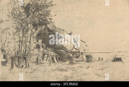 Cantiere navale, stampa, Cantiere navale con barca di legno sotto gli alberi. Nell'acqua una barca a remi., incisore: Cornelis Vreedenburgh, 1890 - 1946, carta, incisione, tecnica di stampa a rilievo, altezza 195 mm x larghezza 297 mm, molo, banchina, approdo., Una grande barca di legno parzialmente costruita o arenata poggia su sostegni vicino alla riva, lo scafo dettagliato con tratteggi incrociati e assi visibili, e una tela o copertura drappeggiata su una parte di essa. A sinistra, alti alberi a foglia stanno dietro un banco da lavoro in legno e pezzi di impalcatura, con attrezzi e piccoli oggetti posizionati sul banco e sul terreno. In primo piano, Foto Stock