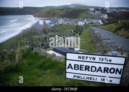Il villaggio di Aberdaron nel Galles del Nord, ripreso guardando dall'alto l'intera città Foto Stock