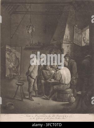 Contadini che giocano a carte in una locanda, stampa, Contadini che giocano a carte in una locanda con spettatori che fumano la pipa. A destra una finestra attraverso la quale guarda una vecchia donna., incisore: William Baillie, Inghilterra, dopo un dipinto di David Teniers (II), 1771-12, carta, mezzotinta, altezza 436 mm x larghezza 338 mm, locanda, caffetteria, casa pubblica, carte da gioco., Una scena interna buia mostra un gruppo di uomini riuniti attorno a un piccolo tavolo che giocano a carte, con un uomo seduto al tavolo che tiene un ventaglio di carte e altri che si chinano per guardare, fumo visibile da una pipa tenuta da una figura in piedi. La stanza contiene rustico Foto Stock