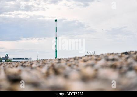 Segnale di sinistra, corsia di navigazione, basso livello dell'acqua a Düsseldorf, 27.08.2026. Foto Stock