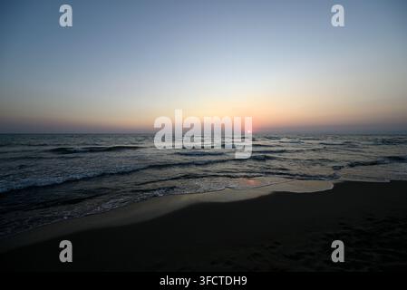 Tramonto sulla spiaggia della Toscana. Marina di Torre del Lago Puccini, Toscana, Italia. Foto Stock