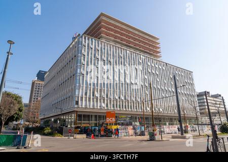 Lione, Francia – 08 marzo 2026: Un grande edificio di uffici contemporaneo mostra una facciata unica a motivi con numerose finestre e costruzione in corso Foto Stock