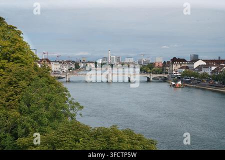 Vista panoramica del ponte in pietra Mittlere Brucke sul Reno dal punto di vista Pfalz a Basilea in Svizzera Foto Stock