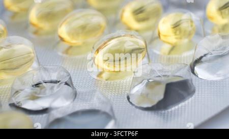 Capsule di olio di pesce Omega 3 o di vitamina D3, compresse softgel in blister, primo piano Foto Stock