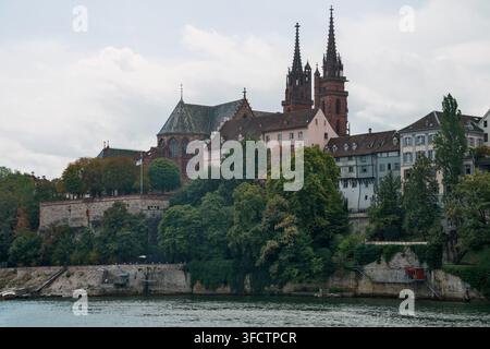 Cattedrale di Basilea con torri gemelle e vista storica del lungofiume della vecchia città sopra il Reno in Svizzera Foto Stock