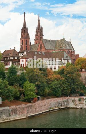 Cattedrale di Basilea con torri gemelle e architettura storica del lungofiume lungo il Reno a Basilea, Svizzera Foto Stock