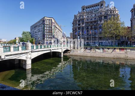 Edifici historicisti, art déco e art nouveau Adriatica Trieste (s) e Agricola-Fonciera (d) presso il fiume Dâmbovița, Centro Storico, Bucarest Foto Stock