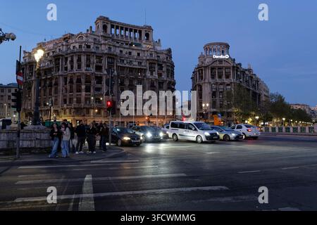 Edifici storici in stile Art Deco, Art Nouveau Adriatica Trieste (s), Agricola-Fonciera (d) presso Piata Natiunilor Unite, fiume Dâmbovița, Centro Storico, Bucarest Foto Stock