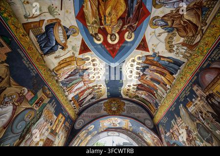 Affreschi nel portico d'ingresso del Monastero Antim (Mănăstirea Antim) oggi chiesa ortodossa rumena del 1715, Bucarest, Romania Foto Stock
