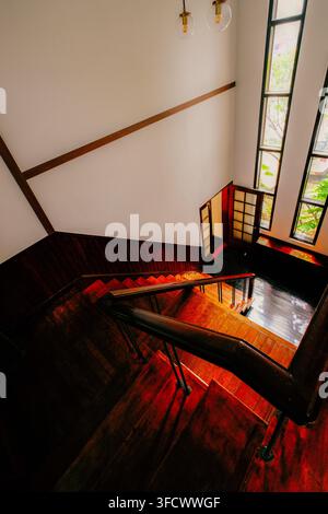 Scalinata in legno all'interno di un edificio storico dell'era coloniale giapponese a Busan, in Corea del Sud, che conserva l'architettura tradizionale dei primi del XX secolo Foto Stock