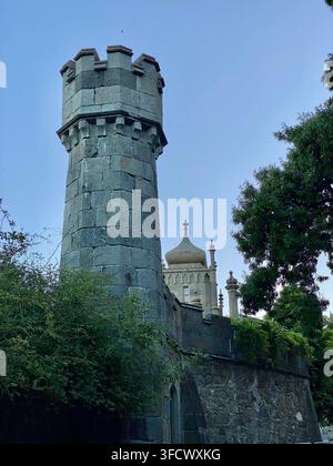 Crimea, Russia - 18 luglio 2022: Torre in pietra e architettura revival orientale del palazzo storico Vorontsov circondato dalla vegetazione ad Alupka, in Crimea. Foto Stock