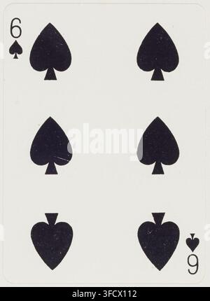 Una carta da gioco sei di picche con sei simboli di picche neri, da un mazzo di carte americane, incisa nel 1900. Foto Stock