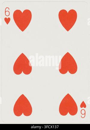 Una carta da gioco sei di cuori con sei simboli di cuore rossi, da un mazzo di carte americane, incisa nel 1900. Foto Stock