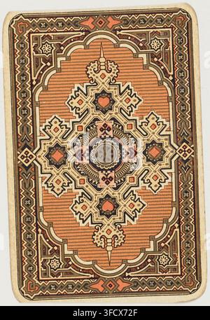 Una carta da gioco decorativa del 1910 con un disegno geometrico su sfondo marrone, da un set di carte da gioco russe con ritratti di fantasia francesi, specificamente il design a doppia testa "de la chasse". Foto Stock