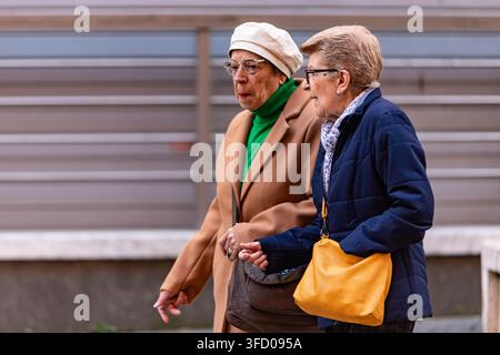 Due eleganti amici anziani durante una passeggiata in Italia. Guardaroba alla moda, comunicazione ed età matura. Foto Stock