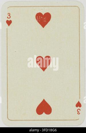 Un'incisione del 1900 di una carta da gioco, il tre di cuori, con quattro simboli di cuori rossi, da un set di carte da gioco francesi per la pazienza con paesaggi tedeschi sugli assi. Foto Stock