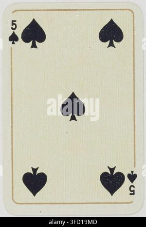 Una carta da gioco cinque di picche con quattro simboli di picche in un motivo a diamante, da un mazzo di carte francesi con paesaggi tedeschi sugli assi, incisa nel 1900. Foto Stock