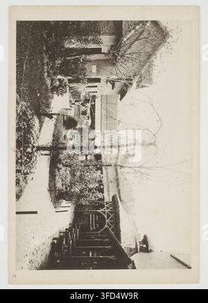 Una scena di strada nella zona di Bastille a Parigi, Francia, che mostra edifici e alberi, da un album di souvenir intitolato "Souvenir de la Bastille: 1789-1889", datato 1889. Foto Stock