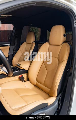 Interno SUV Porsche di lusso con sedili in pelle beige premium Foto Stock