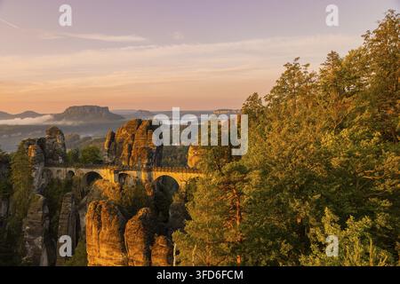 Alba sui Basteifelsen, ponte di Bastei visto dal Ferdinandstein, Rathen, Sassonia, Germania Foto Stock