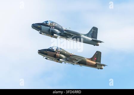 Coppia di BAC Strikemaster in volo alla Clacton Airshow, Clacton on Sea, Essex, Regno Unito. Foto Stock