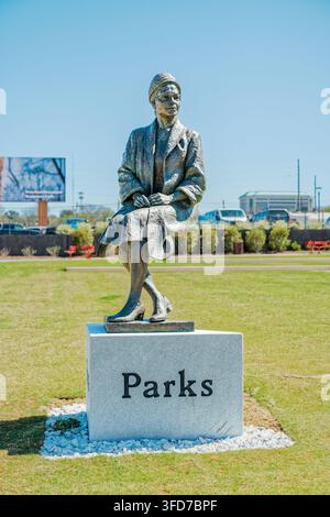 Statua di Rosa Parks al Legacy Museum che raffigura la ribellione sui mezzi pubblici negli anni '50-'60 a Montgomery, Alabama, USA Foto Stock