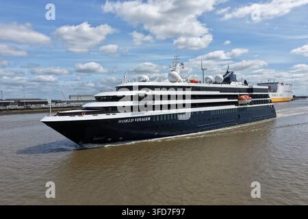 World Voyager naviga sul Tamigi tra Gravesend e Tilbury in rotta verso Londra, Inghilterra, Regno Unito, il 14 giugno 2026. Foto Stock