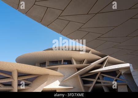Doha, Qatar - 14 febbraio 2026: Vista architettonica a basso angolo che mette in risalto la sorprendente architettura di dischi di rosa del deserto interconnessi del NMOQ Foto Stock