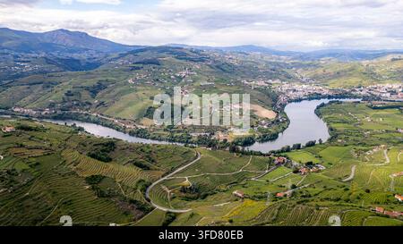 Lamego Portogallo, Veduta aerea di Lamego, Portogallo, con il fiume Douro serpeggiante che attraversa colline verdeggianti. I vigneti si estendono su pendii terrazzati, Foto Stock