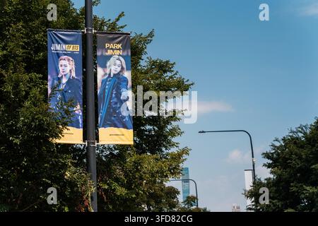 Chicago, USA. 28 agosto 2026. Striscioni con il membro dei BTS Jimin sono esposti lungo una strada fuori dal Soldier Field in vista del concerto del World Tour dei BTS, Chicago, IL, 28 agosto 2026 (Foto di Marcelo Murillo/Sipa USA) Credit: Sipa USA/Alamy Live News Foto Stock