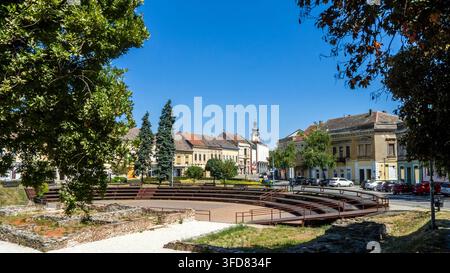 Sito archeologico dell'antica città romana di Sirmium situato in Zitni trg a Sremska Mitrovica, Serbia. Le rovine all'aperto presentano fondamenta in pietra e Foto Stock