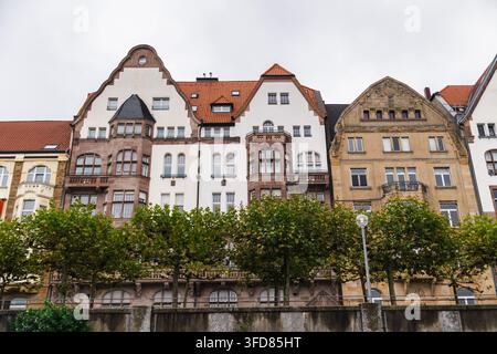 Facciate residenziali storiche a timpano a Düsseldorf Foto Stock