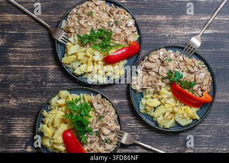 Funghi porcini selvatici arrosto e patate fritte su piatto, primo piano, vista dall'alto. Ucraina Foto Stock