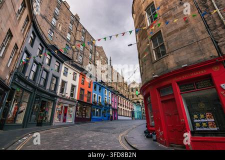 Affascinante veduta stradale dell'area storica di Grassmarket con pub tradizionali e edifici in pietra a Edimburgo, Scozia Foto Stock
