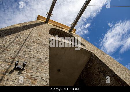 Vista a basso angolo della torre in mattoni del ponte sospeso storico di Clifton con travi sopra la testa e cielo blu Foto Stock