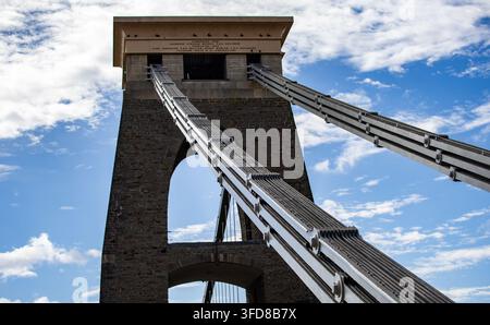 Vista ad angolazione bassa della torre del ponte sospeso di Clifton e dei cavi d'acciaio contro un cielo blu a Bristol, Regno Unito Foto Stock