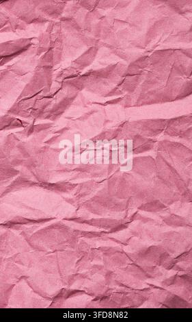 Carta rosa spiegazzata che mostra una texture dettagliata piegata e rugosa Foto Stock
