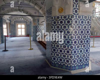 Istanbul - 24 set 2024 - intricate piastrelle di ceramica che decorano colonne di marmo all'interno della moschea storica di Eyüp Sultan, mostrando l'eleganza architettonica ottomana Foto Stock