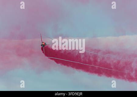 Squadra di dimostrazione Royal Air Force Red Arrows BAe Hawk T1 aereo jet in volo al Clacton Airshow, lasciando una scia di fumo Foto Stock