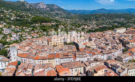 Vista aerea con drone della storica città vecchia di Vence e dei suoi tetti in terracotta con le montagne circostanti sulla Costa Azzurra Foto Stock