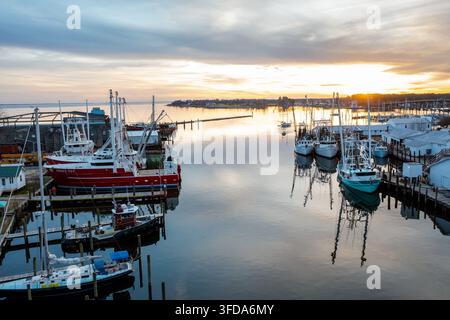 Oriental, North Carolina – 18 gennaio 2023: Veduta aerea del porto di Oriental al tramonto con barche da pesca ormeggiate nei loro posti in North Carolina Foto Stock