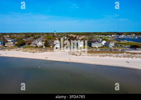 Vista aerea delle case sulla spiaggia a Cape Charles in Virginia viste dalla baia di Chesapeake Foto Stock