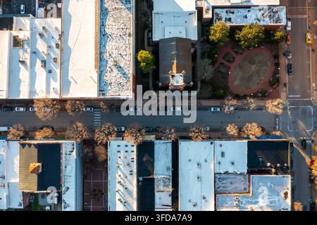 Vista aerea dall'alto degli edifici a New Bern, North Carolina, al tramonto nell'area del centro città Foto Stock