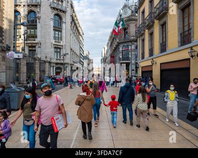Città del Messico Messico - 11 febbraio 2022: Persone che camminano lungo una zona pedonale su Av Francisco Madero nel distretto Centro di Città del Messico Foto Stock