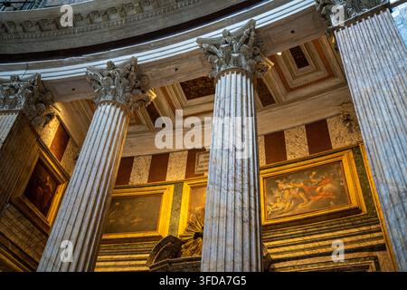 Roma Italia - 1 ottobre 2022: Colonne ornate nel Pantheon Roma Italia Foto Stock