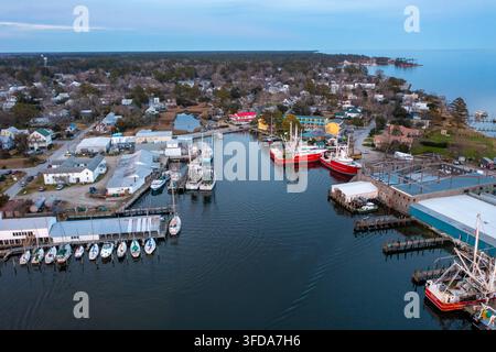 Vista aerea di Oriental, Carolina del Nord al crepuscolo con barche da pesca ormeggiate in una marina Foto Stock