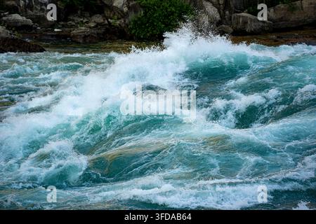Close-up di potenti rapidi di un fiume a acqua viva. Foto Stock