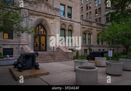 Toronto, Ontario, Canada – 06 21 2025: Vista esterna dell’historic University College nel campus dell’Università di Toronto, con cannoni storici Foto Stock